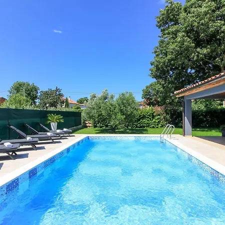 Wonderful Wit Pool Surrounded By Nature, High Level Of Privacy A Few Minutes To The And Town Center By Car By Wiibuk Villa *