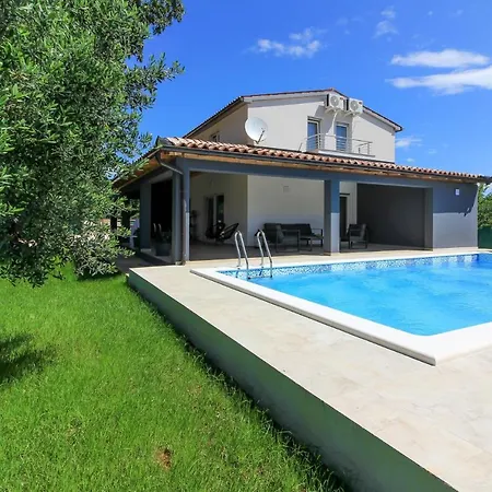 Villa Wonderful Wit Pool Surrounded By Nature, High Level Of Privacy A Few Minutes To The And Town Center By Car By Wiibuk Valtura