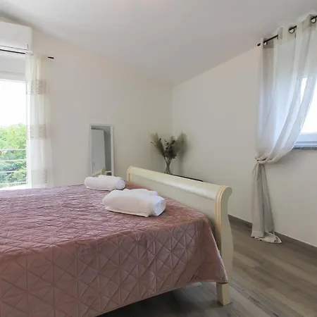 Wonderful Wit Pool Surrounded By Nature, High Level Of Privacy A Few Minutes To The And Town Center By Car By Wiibuk Villa