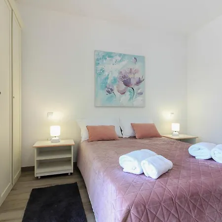 Wonderful Wit Pool Surrounded By Nature, High Level Of Privacy A Few Minutes To The And Town Center By Car By Wiibuk Valtura