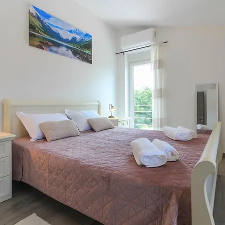 Wonderful Wit Pool Surrounded By Nature, High Level Of Privacy A Few Minutes To The And Town Center By Car By Wiibuk Villa *