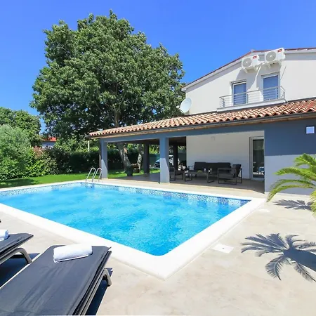 Villa Wonderful Wit Pool Surrounded By Nature, High Level Of Privacy A Few Minutes To The And Town Center By Car By Wiibuk Valtura