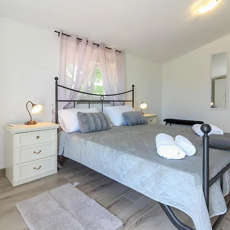 Villa Wonderful Wit Pool Surrounded By Nature, High Level Of Privacy A Few Minutes To The And Town Center By Car By Wiibuk