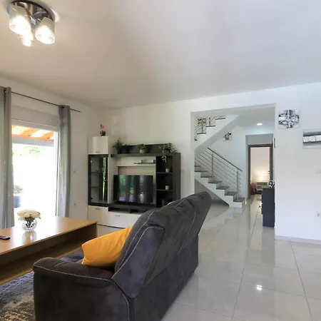 Villa Wonderful Wit Pool Surrounded By Nature, High Level Of Privacy A Few Minutes To The And Town Center By Car By Wiibuk *