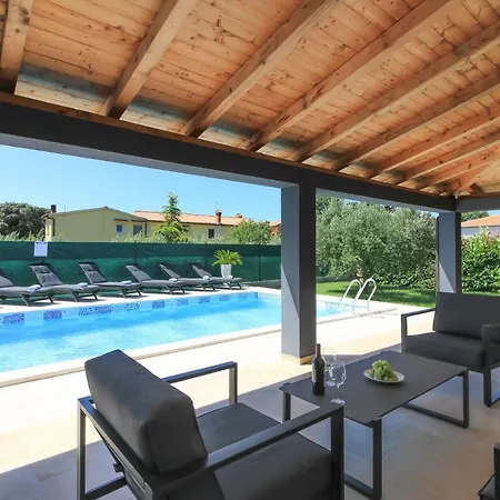 Wonderful Wit Pool Surrounded By Nature, High Level Of Privacy A Few Minutes To The And Town Center By Car By Wiibuk Villa Valtura