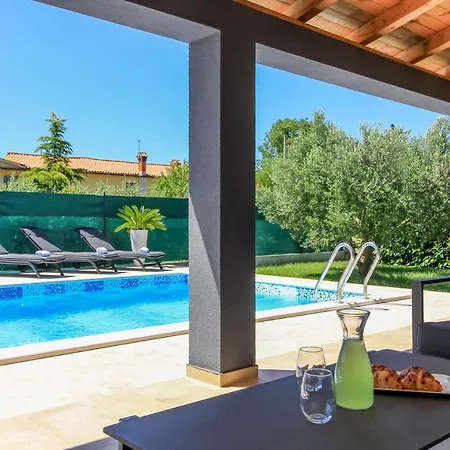 Serene Oasis: Poolside Retreat Near And Town Villa *