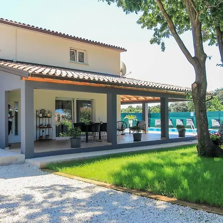 Villa Serene Oasis: Poolside Retreat Near And Town