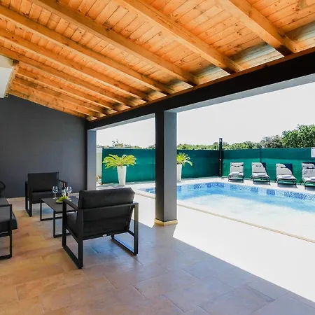 Serene Oasis: Poolside Retreat Near And Town Valtura