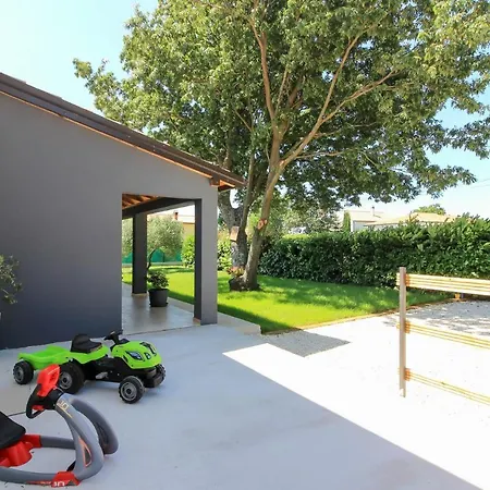 Villa Serene Oasis: Poolside Retreat Near And Town Valtura