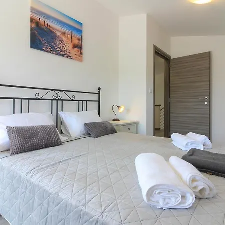 Serene Oasis: Poolside Retreat Near And Town Villa Valtura