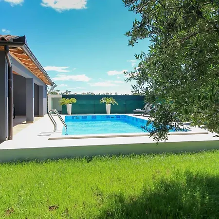 Serene Oasis: Poolside Retreat Near And Town Villa *
