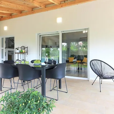 Villa Serene Oasis: Poolside Retreat Near And Town *
