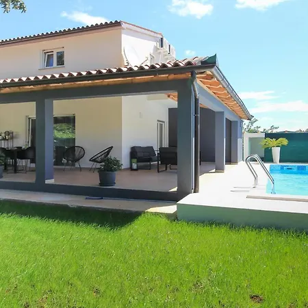 Serene Oasis: Poolside Retreat Near And Town Valtura
