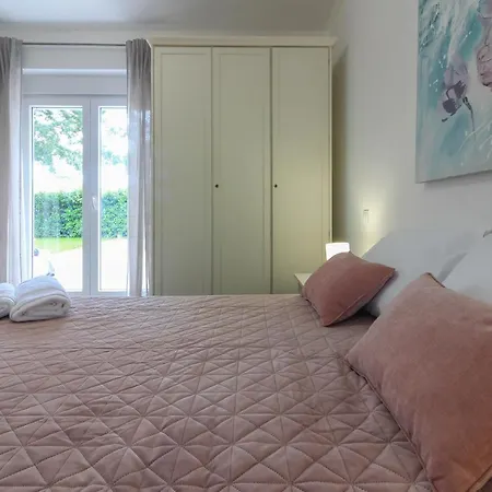 Villa Serene Oasis: Poolside Retreat Near And Town Valtura